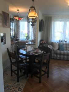 ein Esszimmer und eine Küche mit einem Tisch und Stühlen in der Unterkunft Apartament Karmelicka 19 Muzeum Polin in Warschau