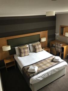Postel nebo postele na pokoji v ubytování Buchan Hotel