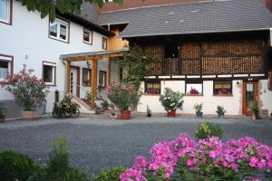 a house with flowers in front of it at Ferienwohnung Fam. Höhn in Kappel-Grafenhausen