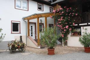 a entrance to a building with flowers and plants at Ferienwohnung Fam. Höhn in Kappel-Grafenhausen