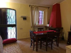 une salle à manger avec une table et des chaises rouges dans l'établissement Agriturismo Podere Valdo, à Gavorrano