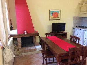 een eetkamer met een tafel en een open haard bij Agriturismo Podere Valdo in Gavorrano