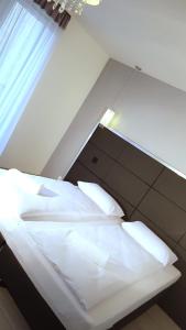 Postel nebo postele na pokoji v ubytování Golden Palace Apartments EMILII PLATER 3 Szczecin