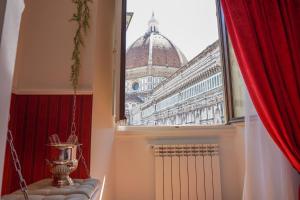 una finestra con vista su un edificio di Flower Cathedral Firenze a Firenze