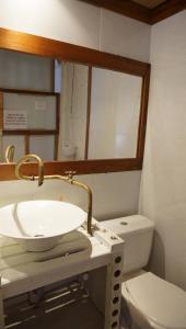 a bathroom with a sink and a toilet at Hostal Colina de Lluvia in Filandia