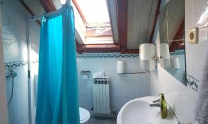 Koupelna v ubytování Favela Hostel