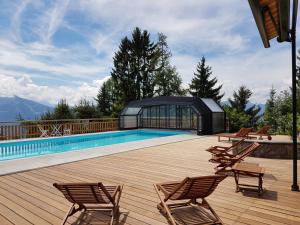 une terrasse avec des chaises et une piscine dans l'établissement Domaine de La Croix de Javernaz, à Villars-sur-Ollon