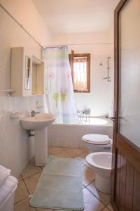 レウカにあるPietra del Mediterraneoのバスルーム(洗面台、トイレ、バスタブ付)