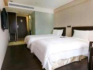 Uma cama ou camas num quarto em Century Hotel Taoyuan