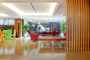 Uma área de estar em Century Hotel Taoyuan