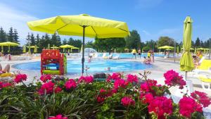 Bazén v ubytovaní Hotel Gołębiewski Mikołajki alebo v jeho blízkosti