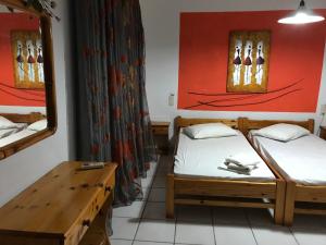Postel nebo postele na pokoji v ubytování Tholos Rooms