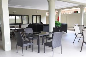 Posezení v ubytování Hôtel Mirambeau + 37 fotografií