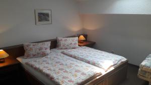 Bett in einem Zimmer mit zwei Kissen darauf in der Unterkunft Ferienwohnung Gästehaus Inge in Zlan