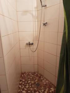 y baño con ducha y suelo de baldosa. en Ferienwohnung Baatz en Lehnin