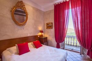Postel nebo postele na pokoji v ubytování Mare E Monti - Hôtel de Charme + 37 fotografií