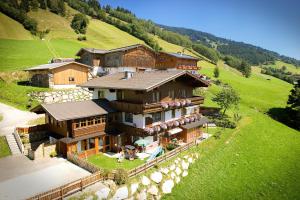 z góry widok na dom w górach w obiekcie MH Appartement Hochwimmer w Saalbach Hinterglemm