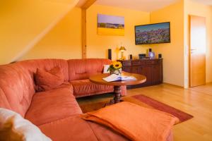 ein Wohnzimmer mit einem Sofa und einem Tisch in der Unterkunft Naturidyll auf Rügen in Putbus