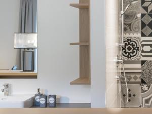 łazienka z umywalką i prysznicem w obiekcie Hotel Matteo w mieście Flachau