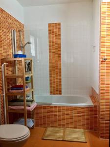 La salle de bains est pourvue d'une baignoire et de toilettes. dans l'établissement Sandy Beach Villas 17, à Pýla
