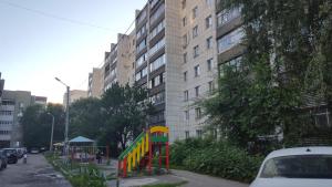 a playground on the side of a city street at flat-all 155 Bakunina двухкомнатная квартира до 9 мест рядом с ТРЦ "Галерея Чижова" in Voronezh