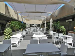エル・メダノにあるApartment La Tejita Beachの白いテーブルと白い椅子が備わるレストラン