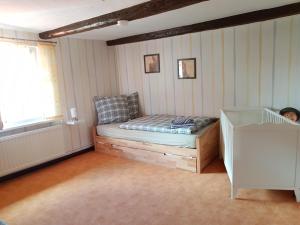ein Schlafzimmer mit einem Bett und einem Kinderbett in der Unterkunft Altstadt Ferienhaus in Wernigerode