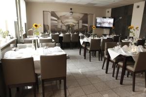 Reštaurácia alebo iné gastronomické zariadenie v ubytovaní Standard Delegacyjny Bed & Breakfast