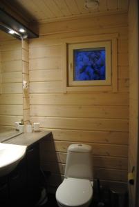 a bathroom with a toilet and a sink at RukaNeliö Cottage in Ruka