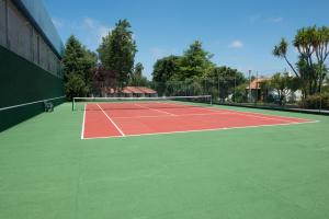 a tennis court with a net on top of it at Hotel S. Jorge in Batalha