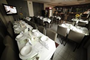 Reštaurácia alebo iné gastronomické zariadenie v ubytovaní Standard Delegacyjny Bed & Breakfast