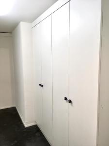 a row of white wardrobes in a room at Ruhige Wohnung in zentraler Lage Tübingens in Tübingen