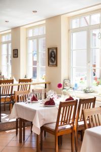 Der Insulaner - Hotel & Restaurant tesisinde bir restoran veya yemek mekanı
