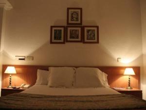Cama o camas de una habitación en Hostal Gran Via Levante