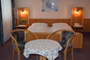 Postel nebo postele na pokoji v ubytování Hotel Grüner Baum + 23 fotografií