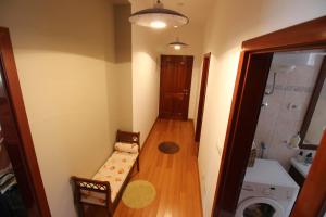 Mały pokój z przedpokojem, umywalką i pralką w obiekcie Romantic Apartment Pusta w Rovinj +10 zdjęć