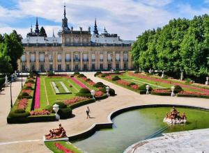 a large building with a garden in front of it at Casa Rural El Abuelo Anselmo in Segovia