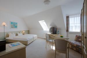 A bed or beds in a room at Der Insulaner - Hotel & Restaurant