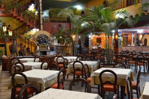 Um restaurante ou outro lugar para comer em Royal Inka II