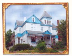 una foto di una grande casa bianca con tetto blu di Garden House Bed and Breakfast a Hannibal
