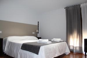 a bedroom with a bed with two towels on it at Casa Rural CasaBlasa in Santo Domingo de Moya