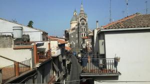 ランダッツォにあるCasa Vacanze Santa Caterinaの時計塔を背景にした街道