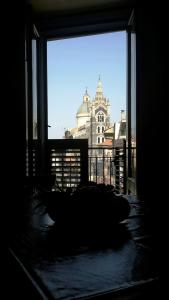 ランダッツォにあるCasa Vacanze Santa Caterinaの大きな窓から建物を望めます。