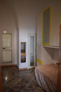 ein Schlafzimmer mit einem Bett und zwei Kleiderschränken in der Unterkunft La Casa di Nonna Marianna in Polignano a Mare
