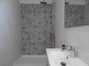 Ein Badezimmer in der Unterkunft Apartments Tina FREE transfer from-to the airport
