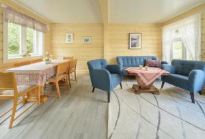 a dining room with blue chairs and a table at Kabelvåg Feriehus & Camping in Kabelvåg
