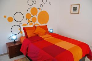 Tempat tidur dalam kamar di Apartamentos Costa