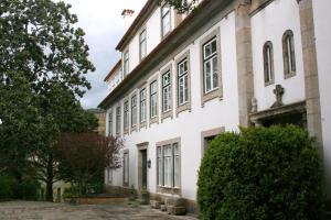 un grande edificio bianco con finestre sopra di Quinta da Ermida - Turismo de Habitacao a Baião