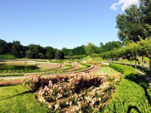 a garden with flowers in a park at Piper Cytadela Apartament in Poznań