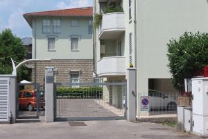 un edificio con una puerta delante de un edificio en Palazzina Mary, en Lucca